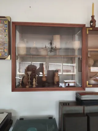 Vitrina expositor pared madera