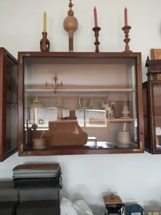 Vitrina expositor pared madera