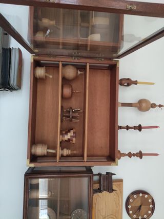 Vitrina expositor pared madera