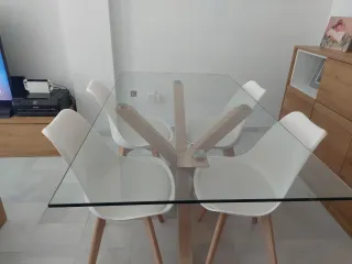 Mesa de cristal con 4 sillas blancas
