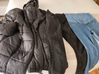 Abrigo y pantalones premamá