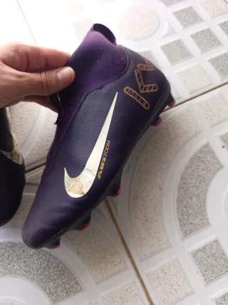 Zapatillas Nike Fútbol Moradas y Doradas