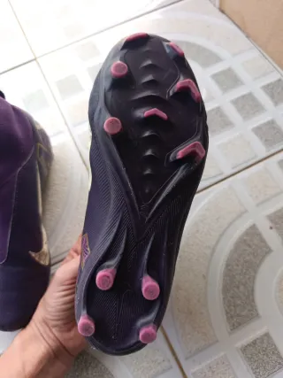 Zapatillas Nike Fútbol Moradas y Doradas