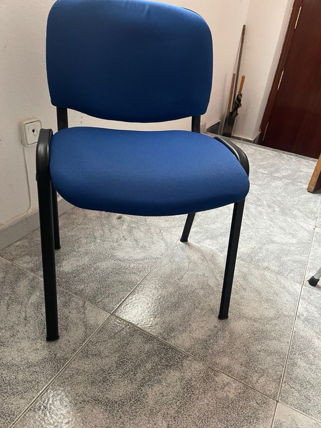 Silla de oficina azul y negra
