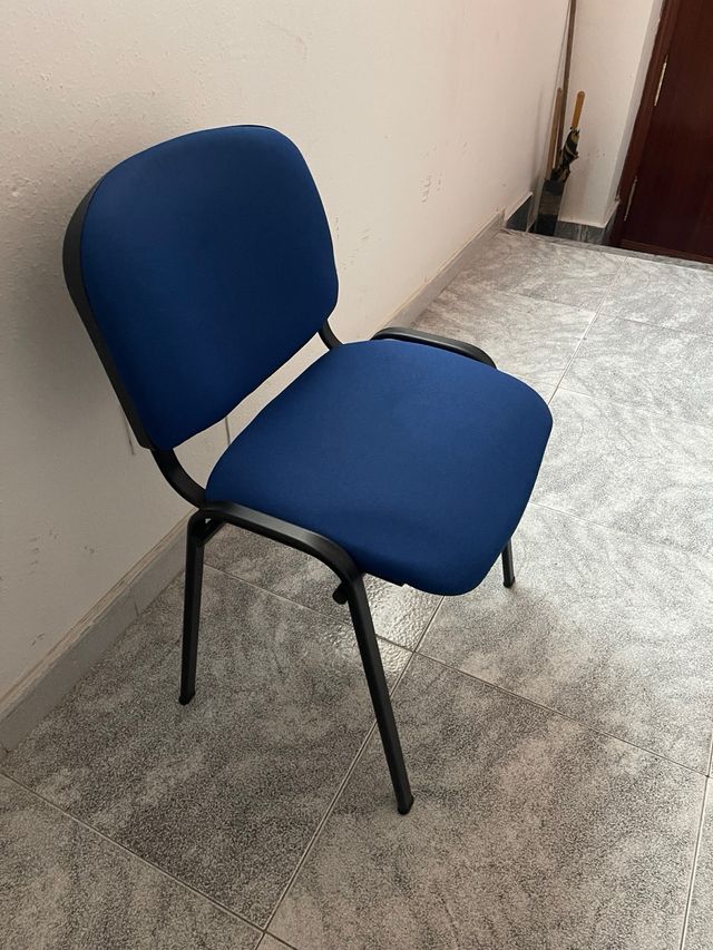 Silla de oficina azul y negra