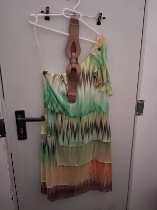 Vestido de fiesta con volantes y cinturón
