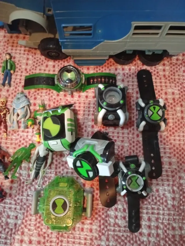 Lote Ben 10 Figure e Orologi