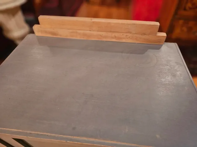 Mesilla de madera gris