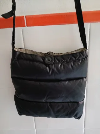 Borsa imbottita nera con bottone