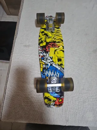 Monopatín con diseño de calaveras