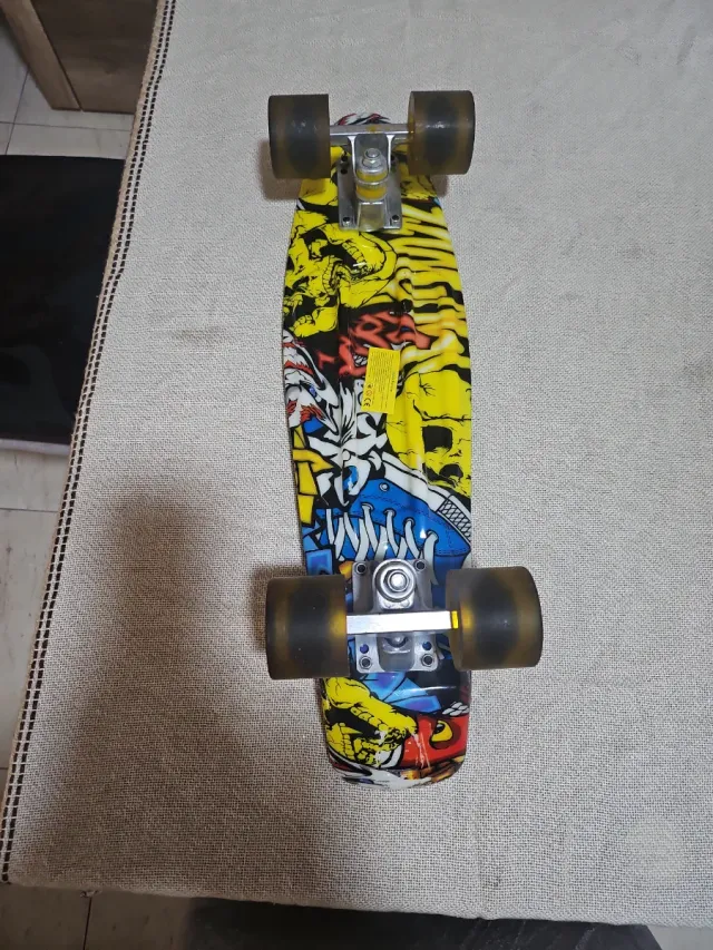 Monopatín con diseño de calaveras