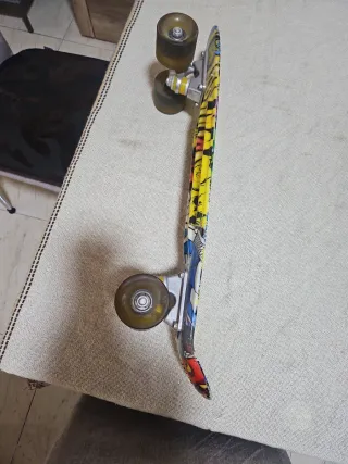 Monopatín con diseño de calaveras