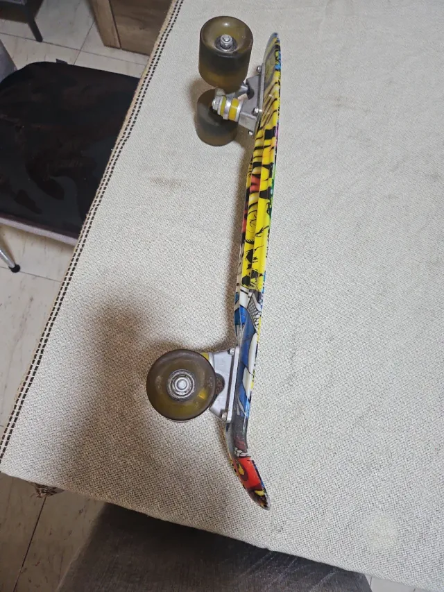 Monopatín con diseño de calaveras