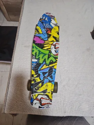 Monopatín con diseño de calaveras