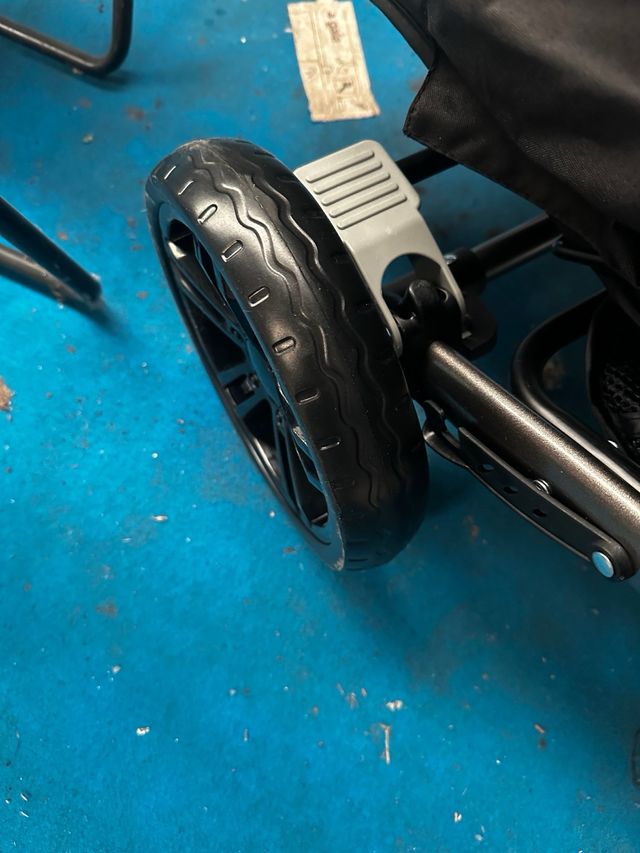 Carrito de bebé negro