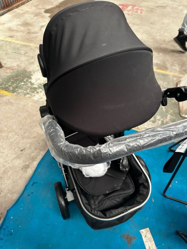 Carrito de bebé negro