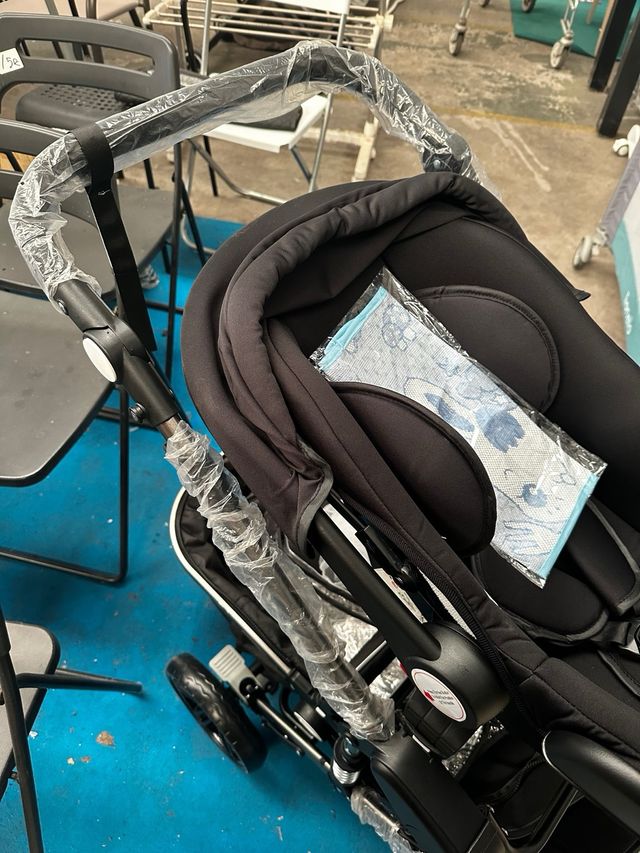 Carrito de bebé negro