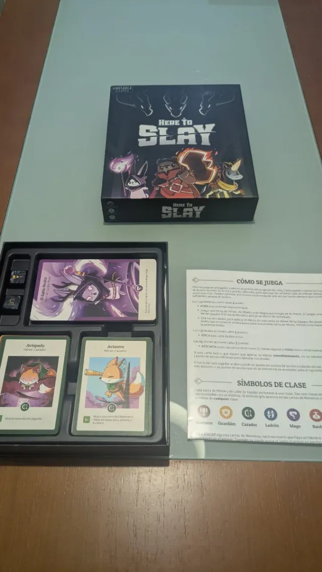 Juego de mesa Here to Slay enfundado