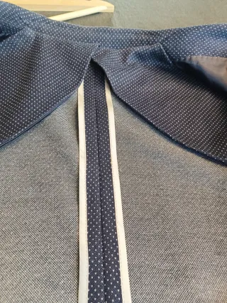 Americana azul con puntos blancos