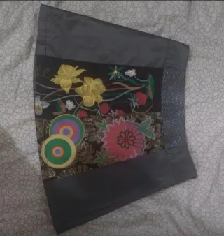 Falda con bordado floral