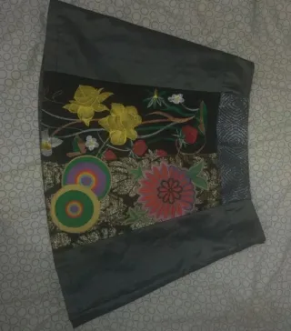 Falda con bordado floral