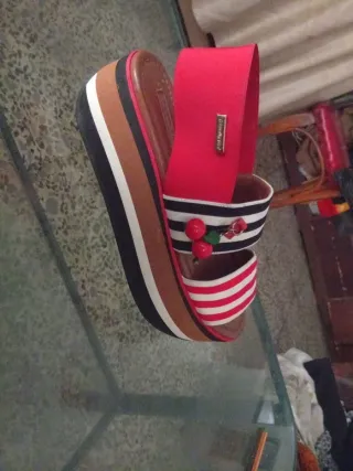 Sandalias de verano a rayas con cerezas