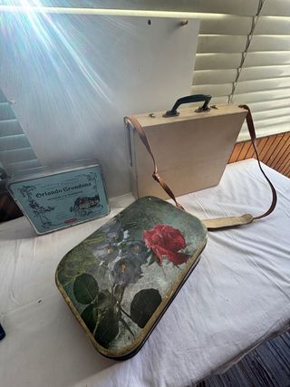 3 scatole vintage: 2 latta, 1 valigetta