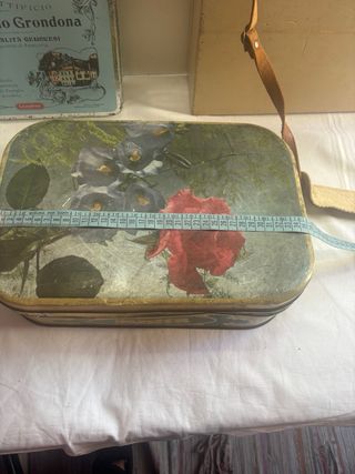 3 scatole vintage: 2 latta, 1 valigetta