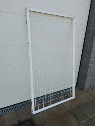 Valla separador metálica blanca