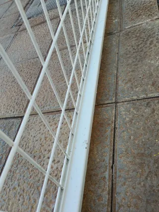 Valla separador metálica blanca