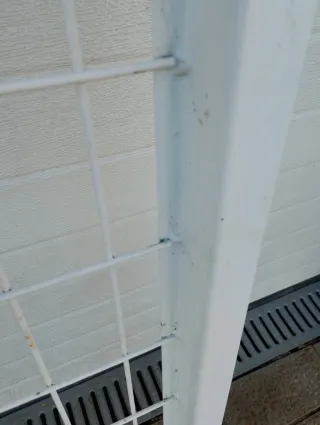 Valla separador metálica blanca