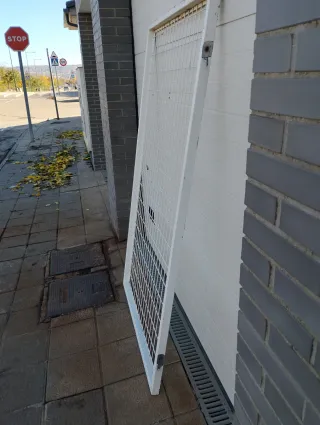 Valla separador metálica blanca