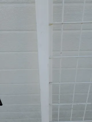 Valla separador metálica blanca