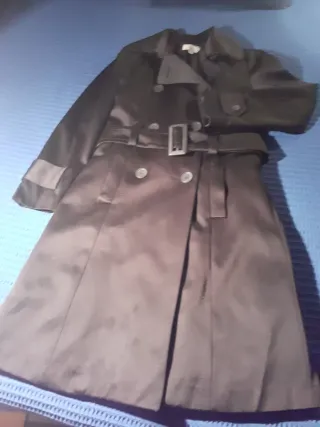 Elegante gabardina negra satinada