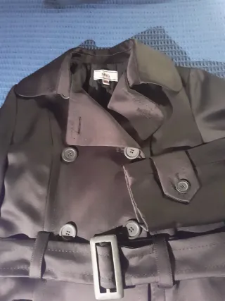 Elegante gabardina negra satinada