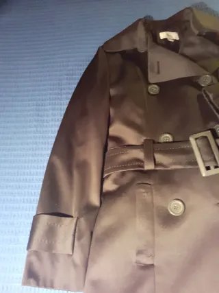 Elegante gabardina negra satinada