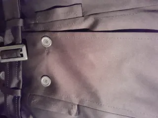 Elegante gabardina negra satinada