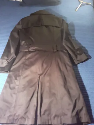 Elegante gabardina negra satinada