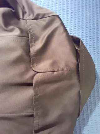 Elegante gabardina negra satinada