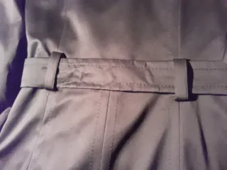 Elegante gabardina negra satinada