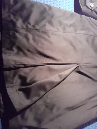 Elegante gabardina negra satinada