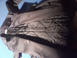 Elegante gabardina negra satinada