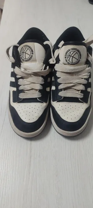 Zapatillas Adidas Negras y Blancas