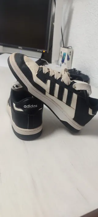 Zapatillas Adidas Negras y Blancas