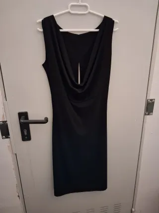 V negro elegante escote cascada y espalda abierta