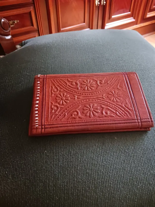 Portafogli marrone da donna con design floreale