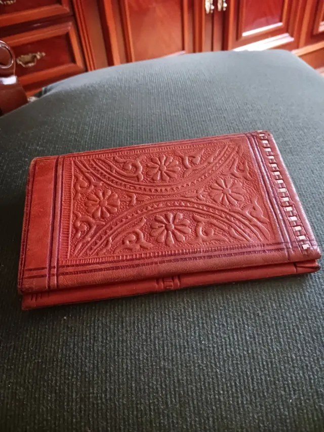 Portafogli marrone da donna con design floreale