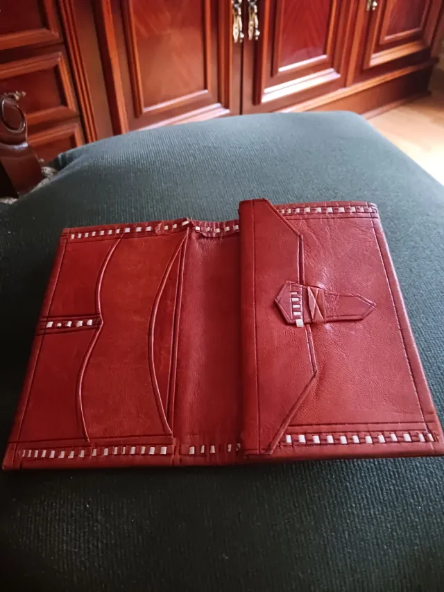 Portafogli marrone da donna con design floreale