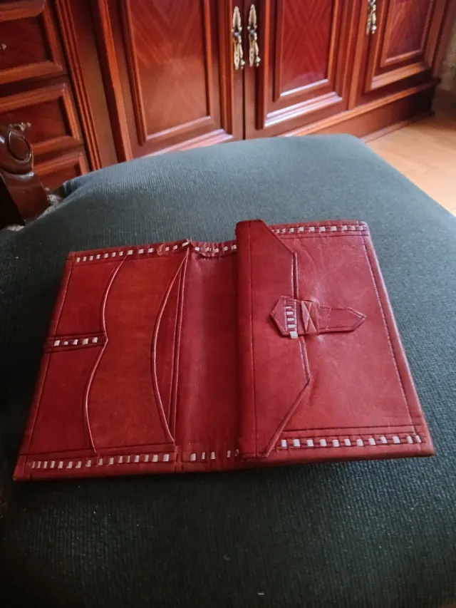 Portafogli marrone da donna con design floreale