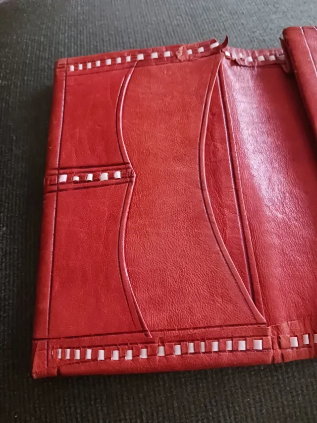 Portafogli marrone da donna con design floreale